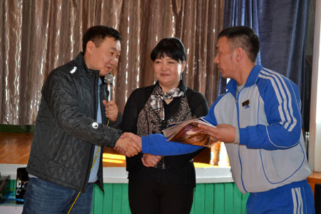 НИТХ-ын төлөөлөгчид ХСХТТөвийн багш ажилчдад баяр хүргэлээ