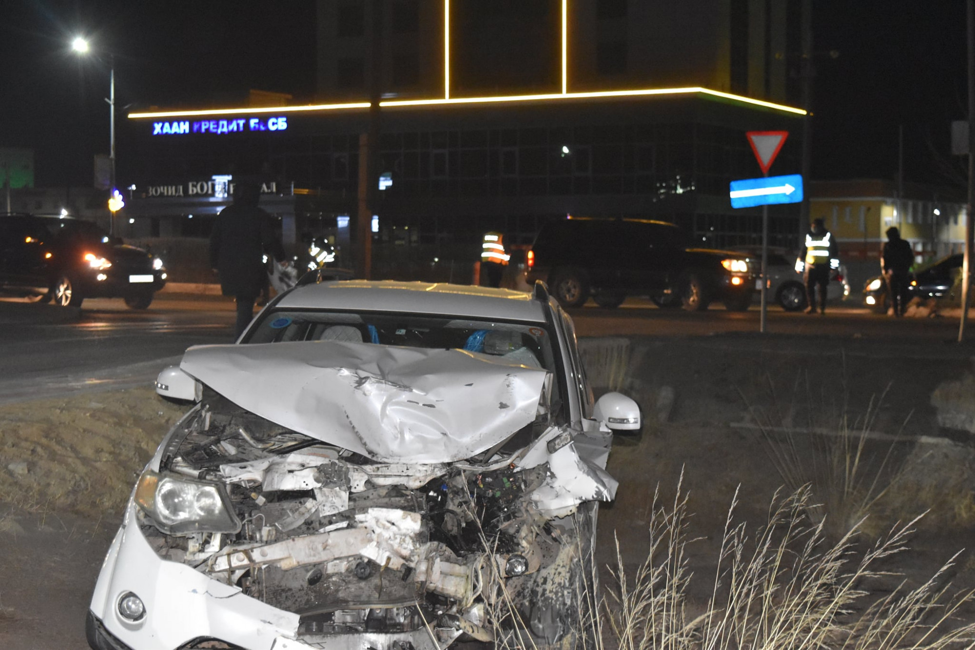 Автомашинтайгаа замын хажуу руу унаж хавчуулагдсан иргэнийг аварчээ