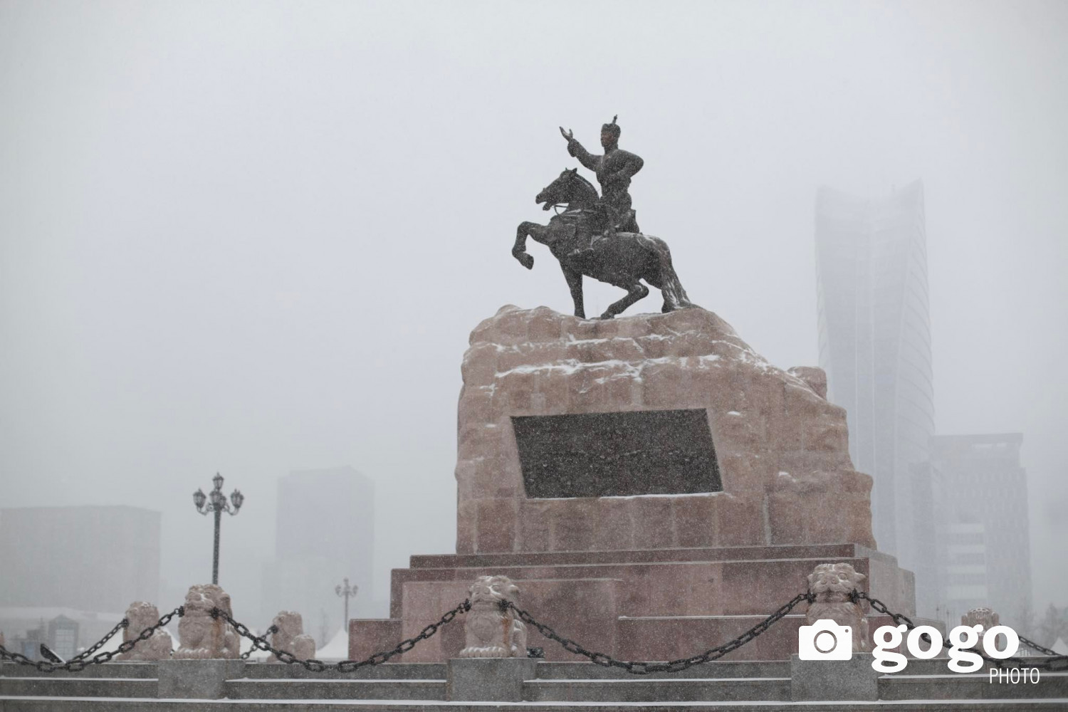 Ойрын өдрүүдэд цас орж, салхи, шуургатай байхыг анхааруулж байна