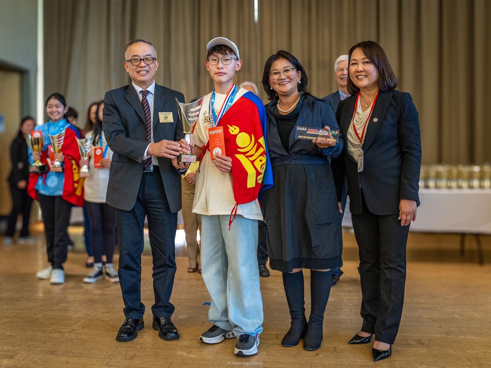 Өвөрхангай аймгийн наймдугаар ангийн сурагч Э.Наранбат дэлхийн цээж тооллын аварга цол хүртлээ
