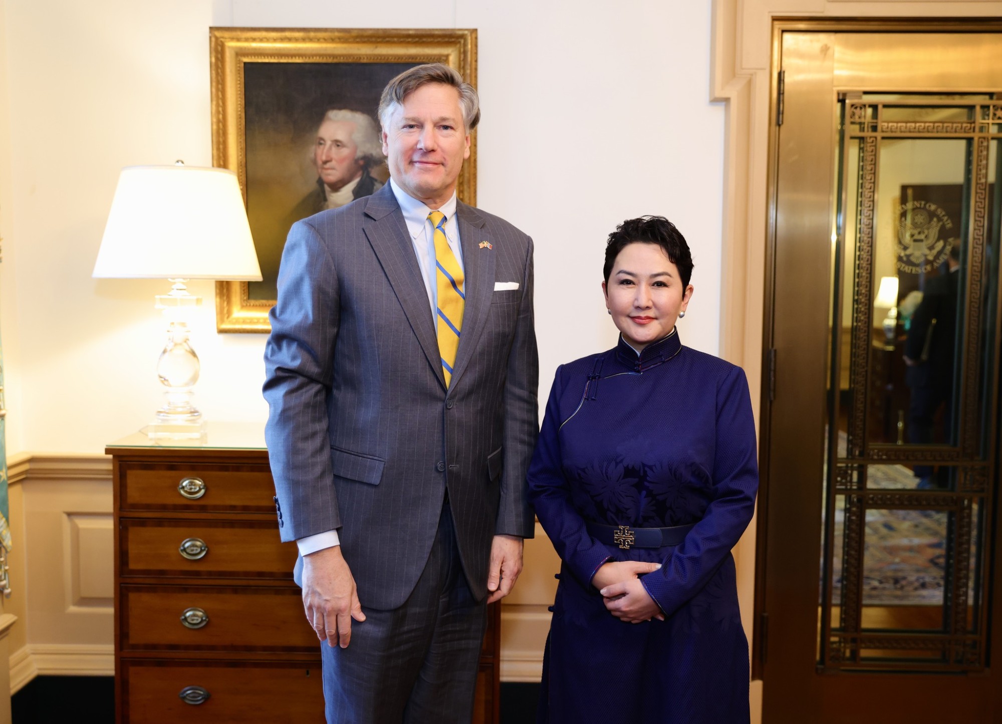 Б.Батцэцэг сайд АНУ-ын Төрийн нарийн бичгийн даргын орлогч К.Ландаутай уулзжээ