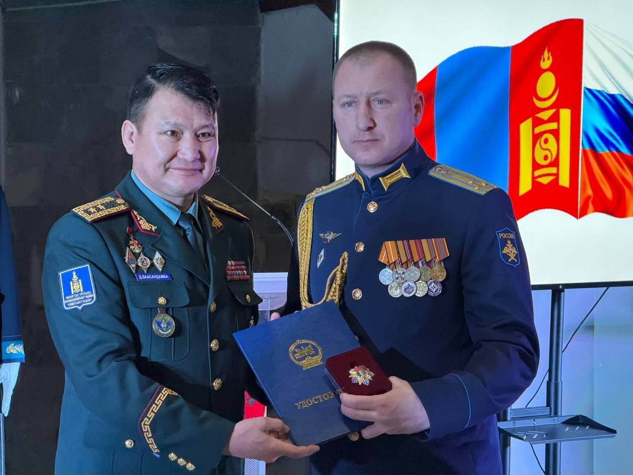 “Монгол ард” хороог Ерөнхийлөгчийг зарлигаар “Сүхбаатарын одон”-гоор шагнажээ