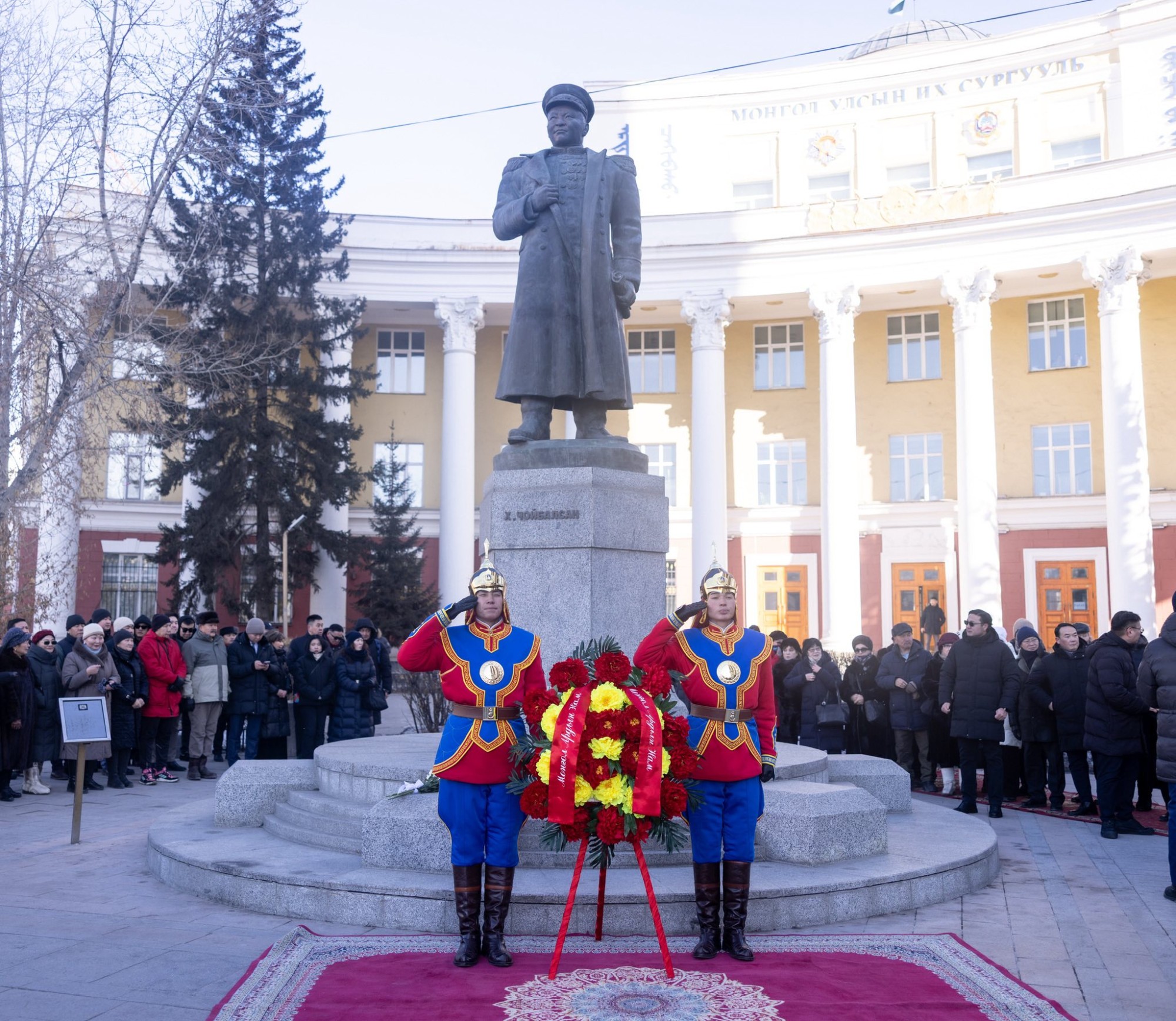 БНМАУ-ын хошой баатар, маршал Х.Чойбалсангийн хөшөөнд цэцэг өргөж, хүндэтгэл үзүүллээ