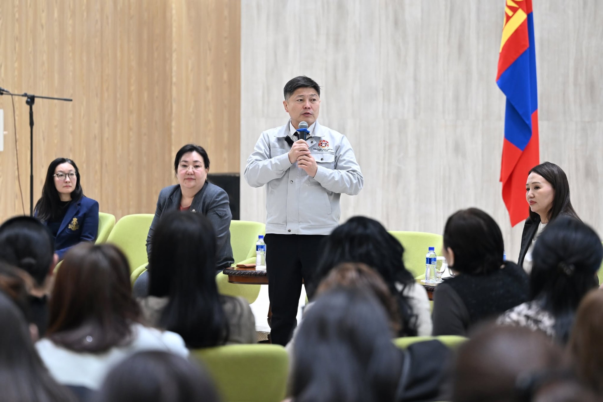 Х.Нямбаатар: Материаллаг байдалд анхаарахаас гадна хүний хөгжлийг орхигдуулж болохгүй