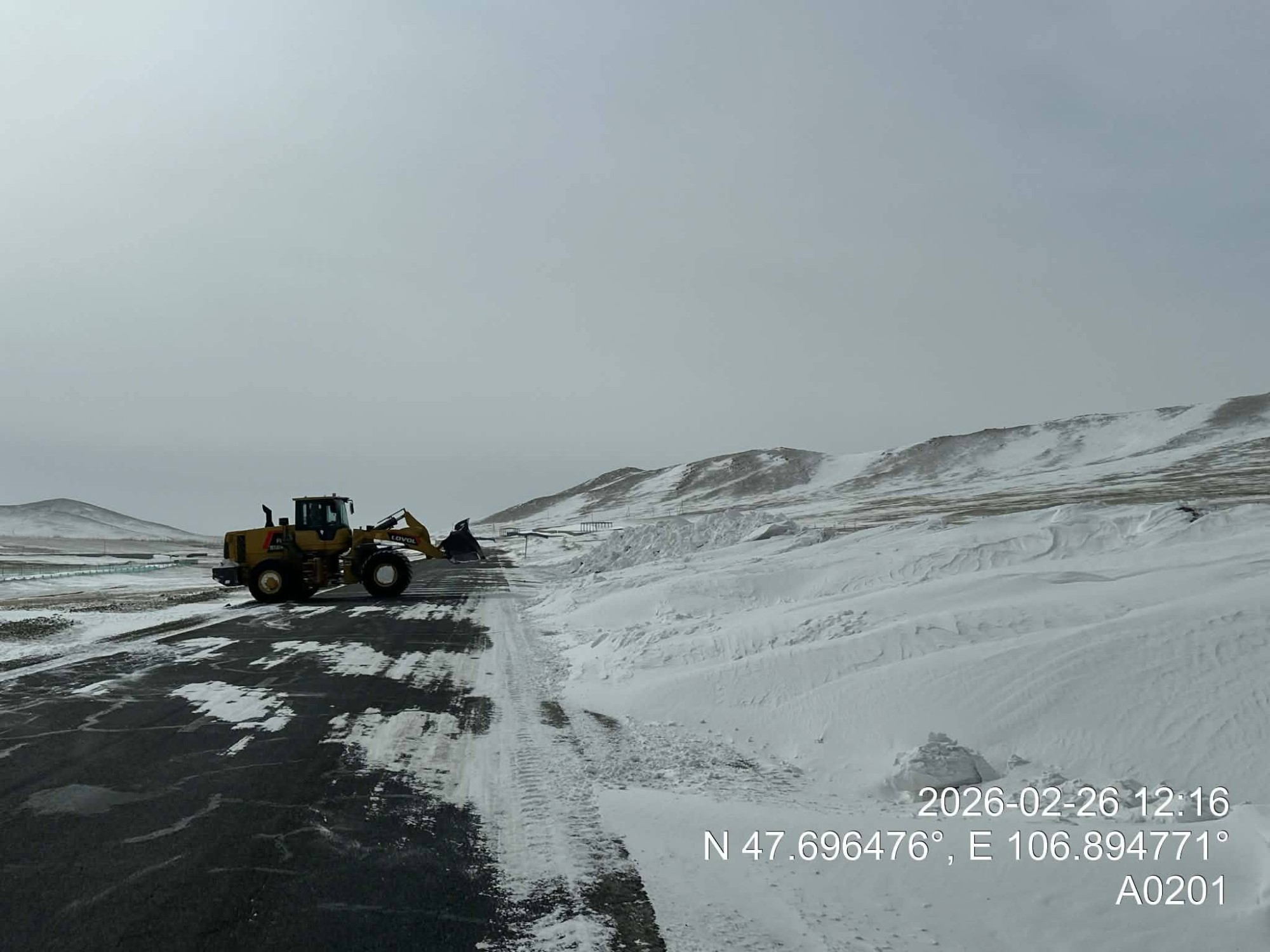 УБ-Мандалговь чиглэлийн авто замын зорчих хэсэг цасаар хучигдсаныг цэвэрлэж байна