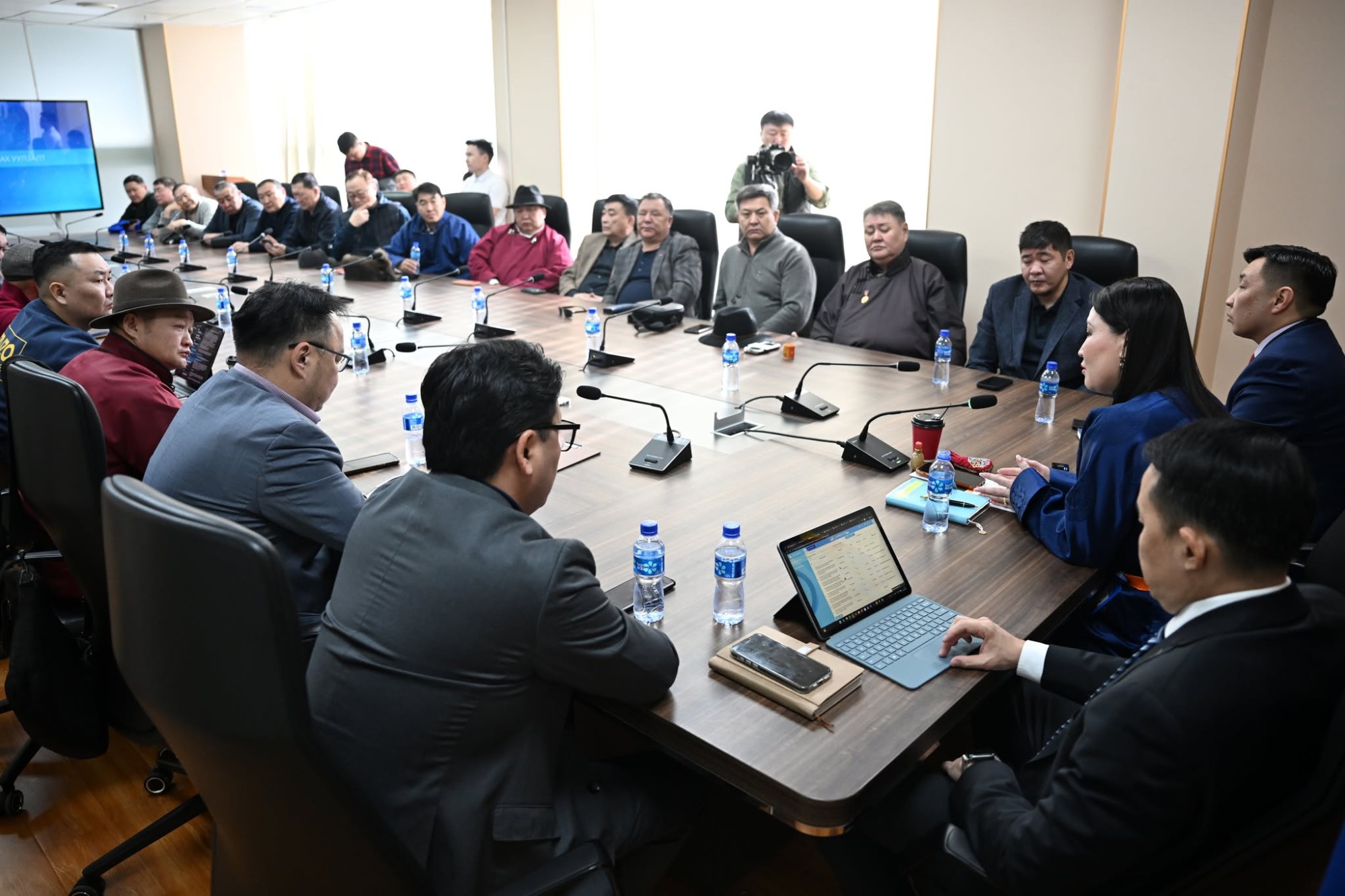 Морин уралдааныг нэгдсэн стандарттай болгох асуудлаар уяачдын төлөөлөлтэй уулзжээ