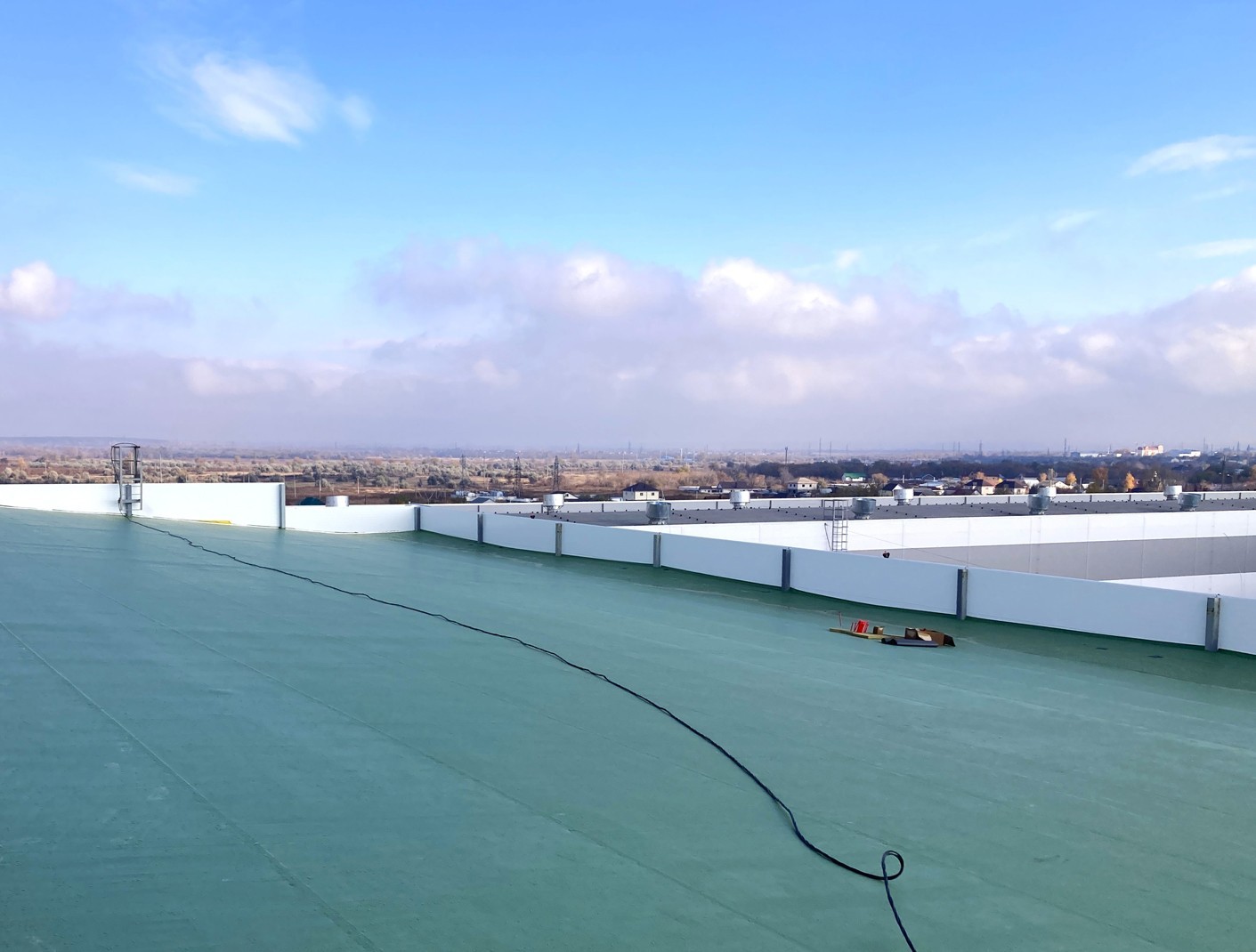 Хавтгай дээвэр: ПВХ мембран нь зураг төслийн инженер, угсрагч болон захиалагчийн асуудлыг хэрхэн шийддэг вэ?