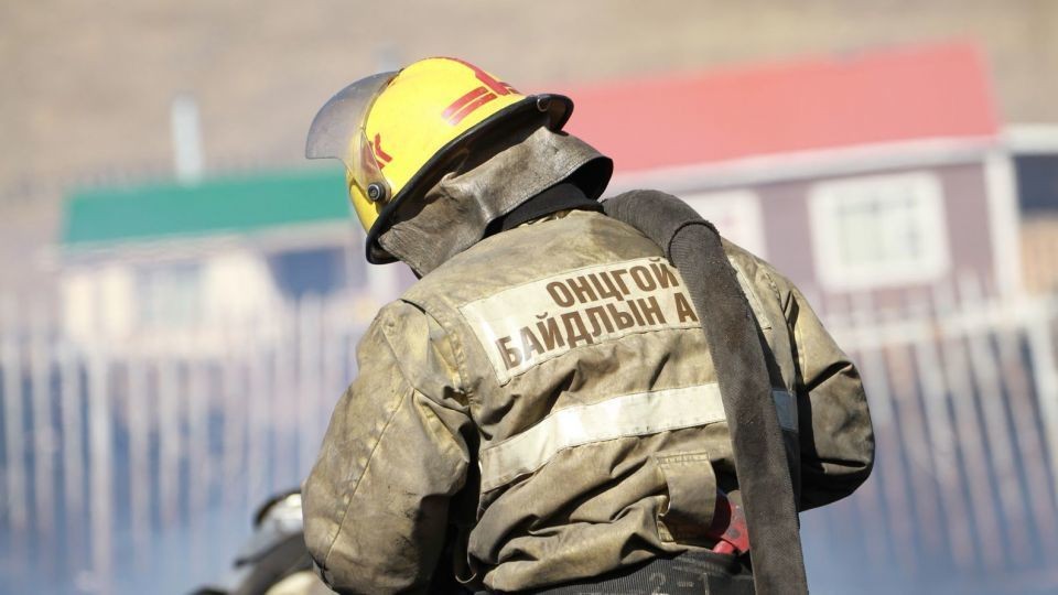 “Subaru Forester” загварын суудлын автомашины моторын хэсэг шатаж байсныг унтраажээ