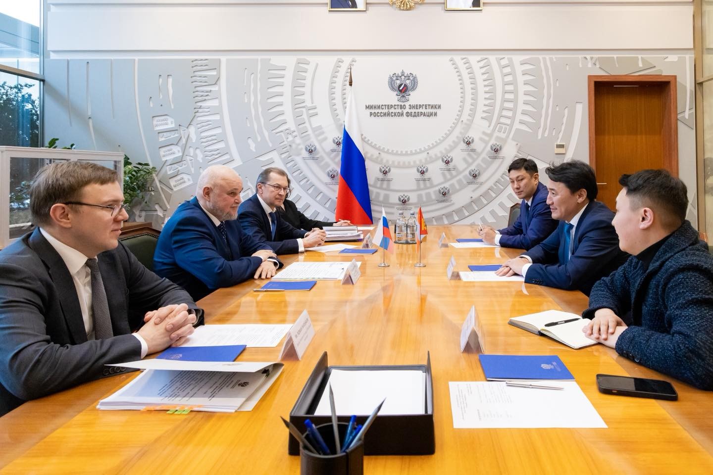 Монгол руу нийлүүлэх шатахууныг хил орчимд агуулах түрээслэн хадгалах талаар санал солилцжээ