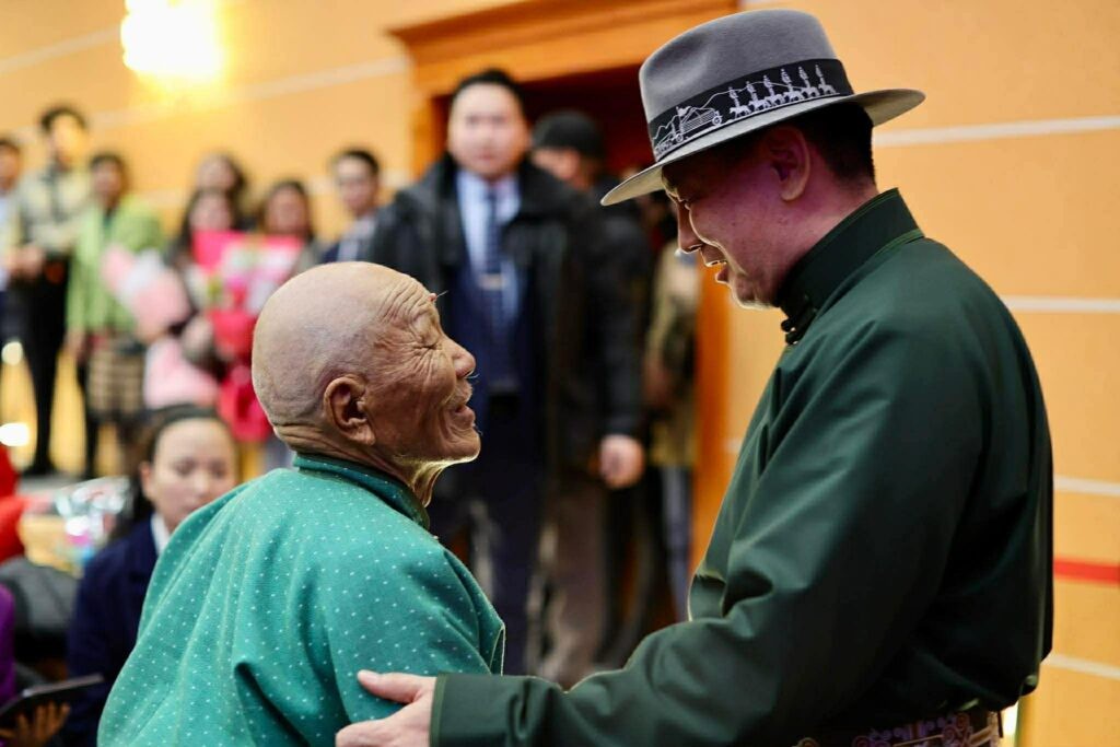 Ерөнхийлөгч У.Хүрэлсүх Хэнтий аймгийн иргэдэд шагнал гардуулав