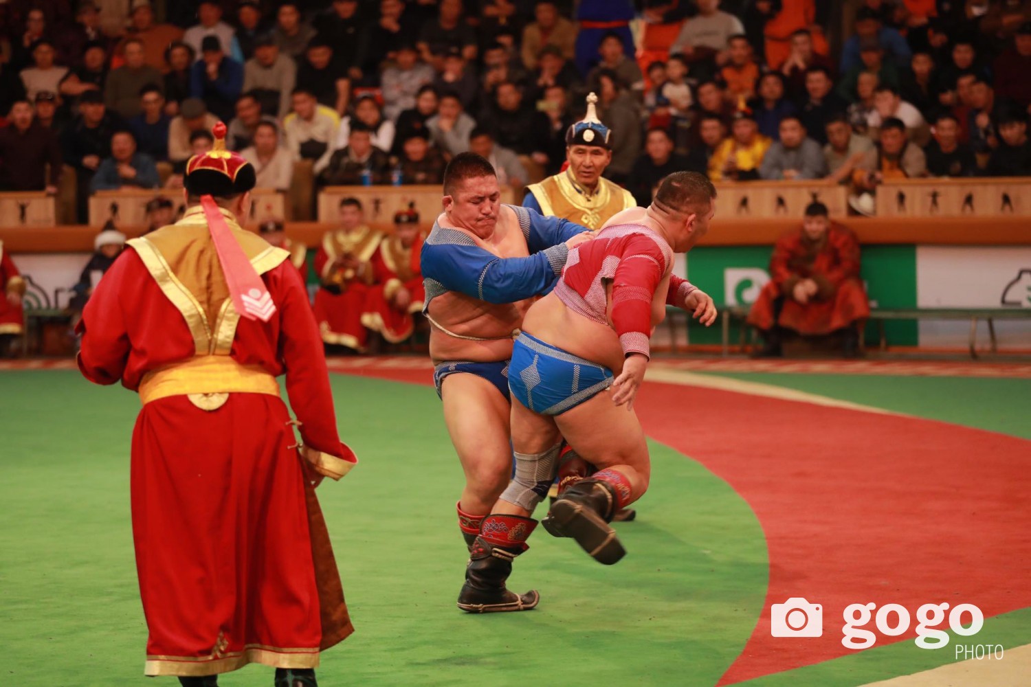 Төсвийн хөрөнгөөр зохион байгуулдаг барилдаан дамжуулах эрхийг нэг телевиз эзэмшиж буйг шүүмжилжээ