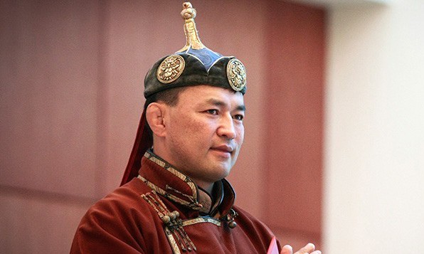 НЭГИЙН ДАВАА: Дархан аварга А.Сүхбат залуу бөх А.Энхбаярт өвдөг шороодлоо