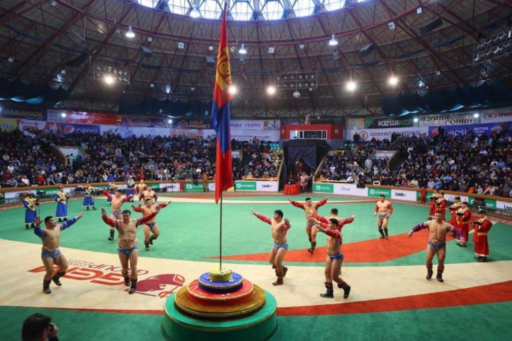 Сар шинийн бөхийн барилдаанд нэг давсан бөхчүүд