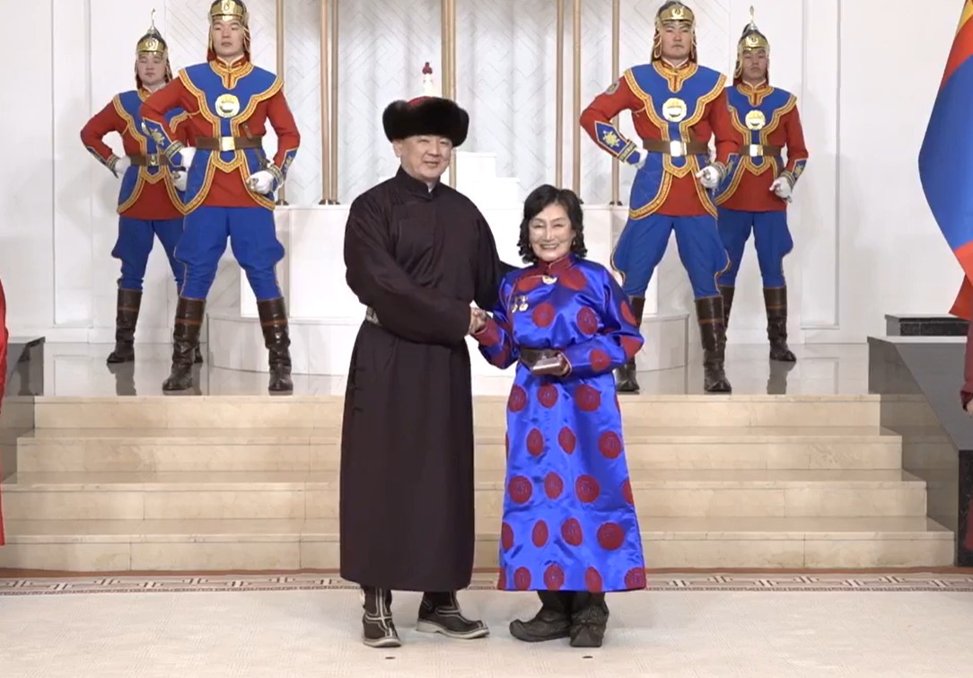 Дашнямын Цэрэндарьзавд Ардын жүжигчин цол хүртээлээ