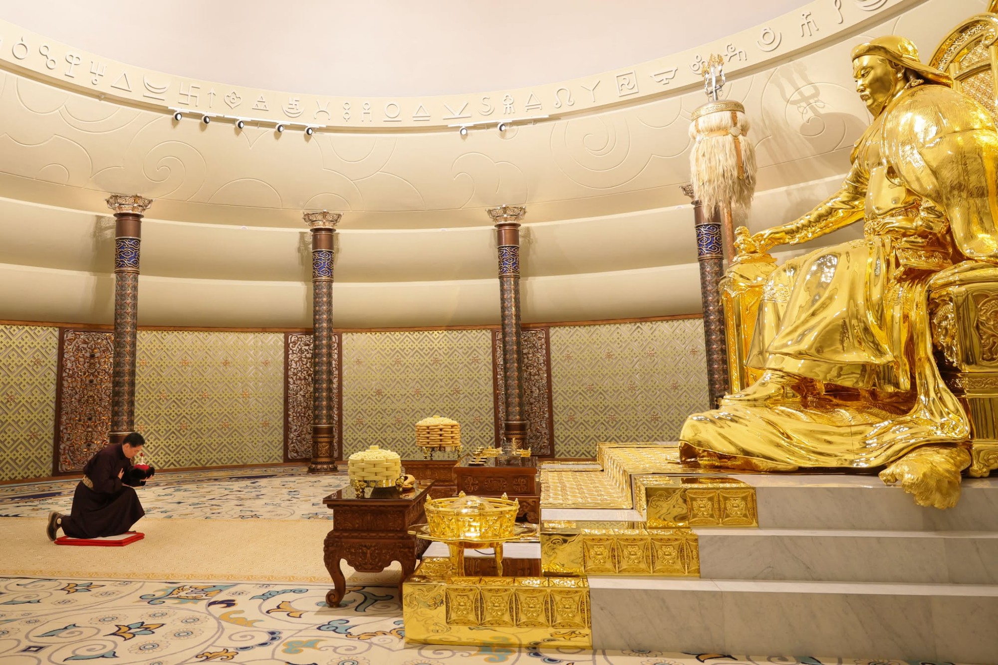 Ерөнхийлөгч У.Хүрэлсүх Эзэн Богд Чингис хааны шүтээнд хүндэтгэл үзүүлэв