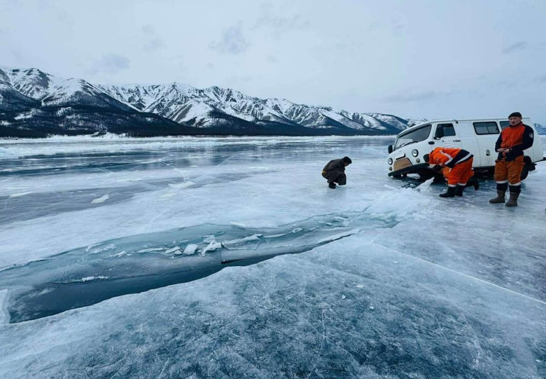 Хөвсгөл нууранд үүссэн хар хил рүү автомашинтайгаа живж осолдсоноос хоёр иргэн эндэж, 5 хүн аврагджээ