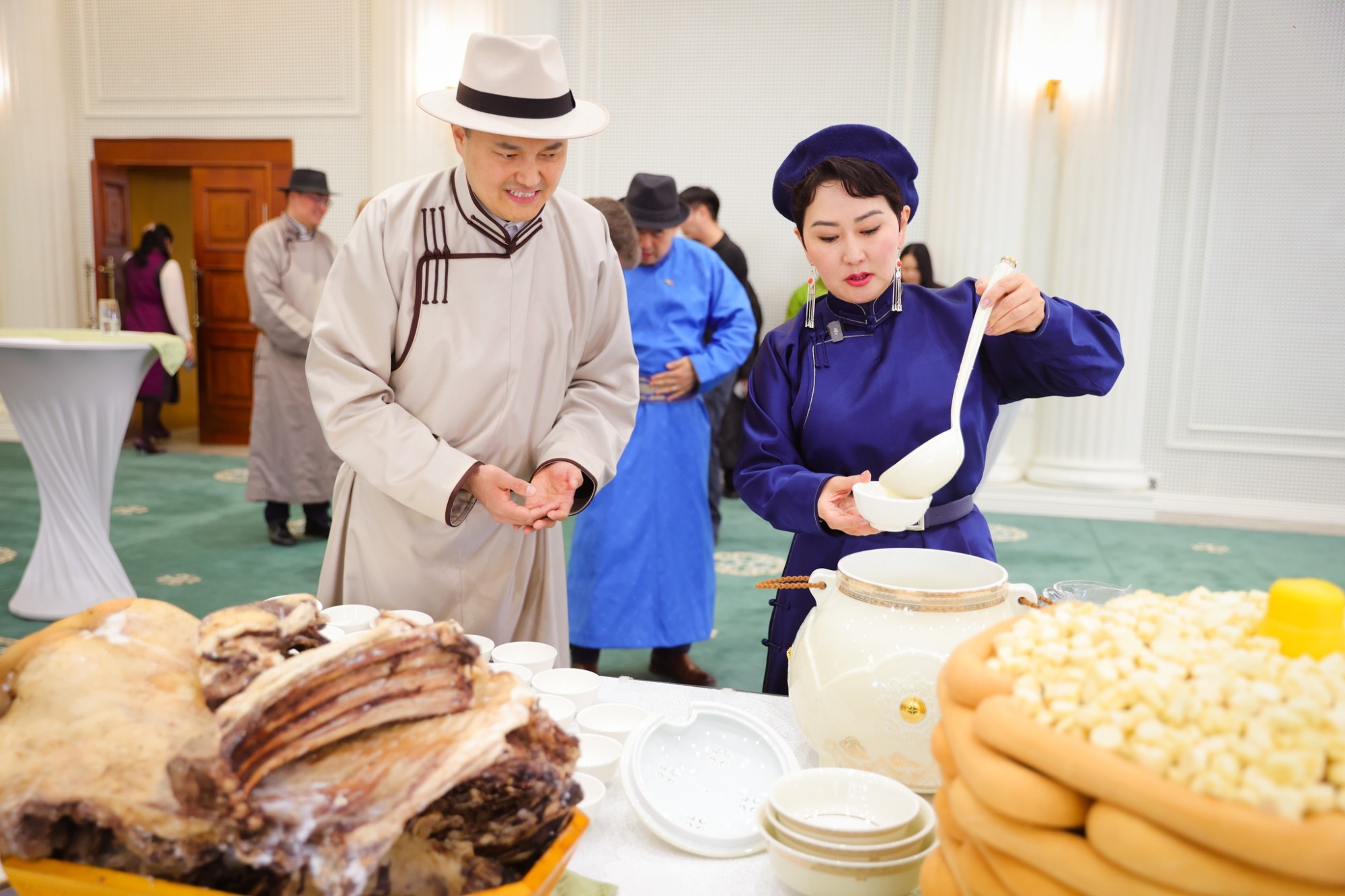 ФОТО: Сар шинийн баярыг тохиолдуулан дипломат төлөөлөгчдөд өв соёлоо танилцууллаа