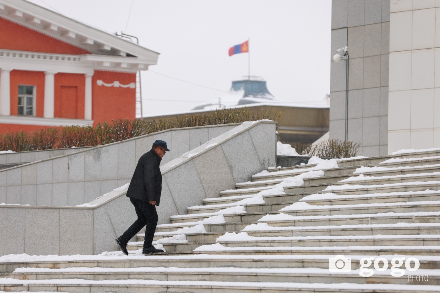 Эдийн засаг өсөөд байхад иргэд яагаад баян болохгүй байна вэ?