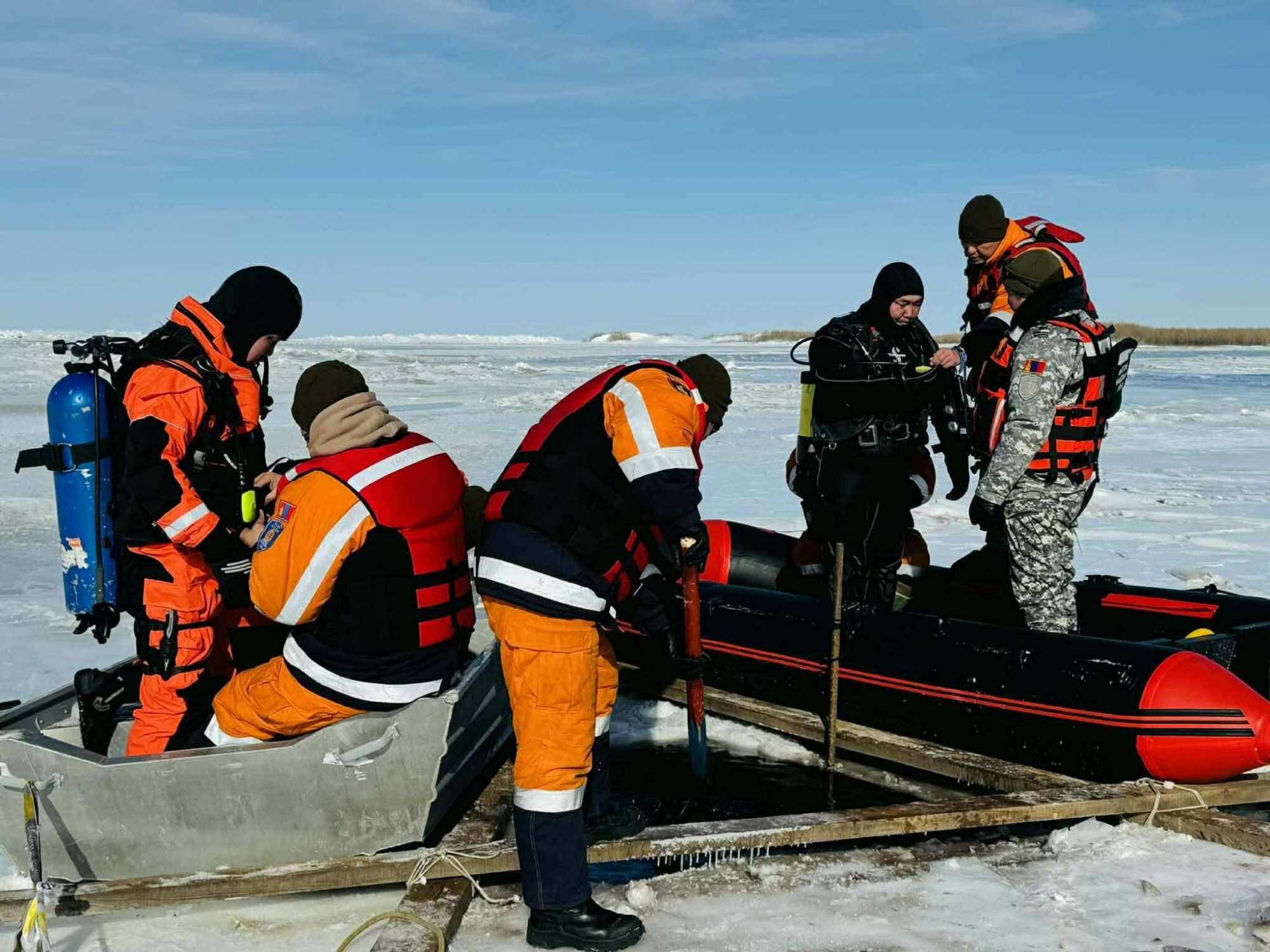 “Буйр” нуурт живсэн тээврийн хэрэгслийг зургаан метрийн гүнээс татан гаргалаа