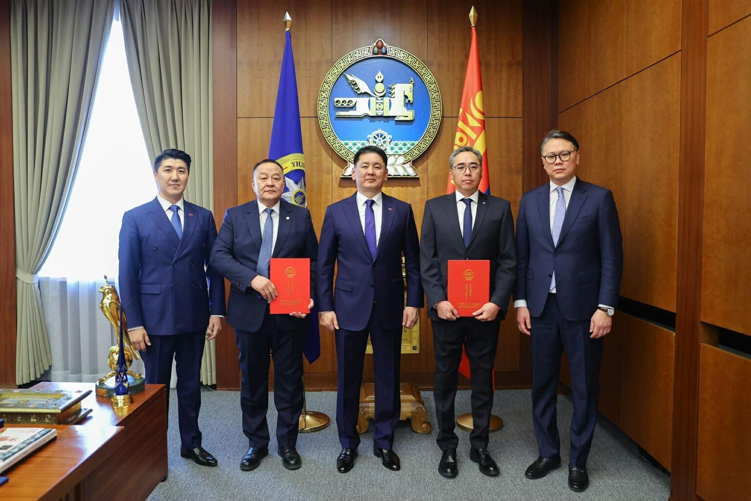 Ерөнхийлөгч У.Хүрэлсүх Элчин сайд нарт Итгэмжлэх жуух бичгийг нь гардуулжээ