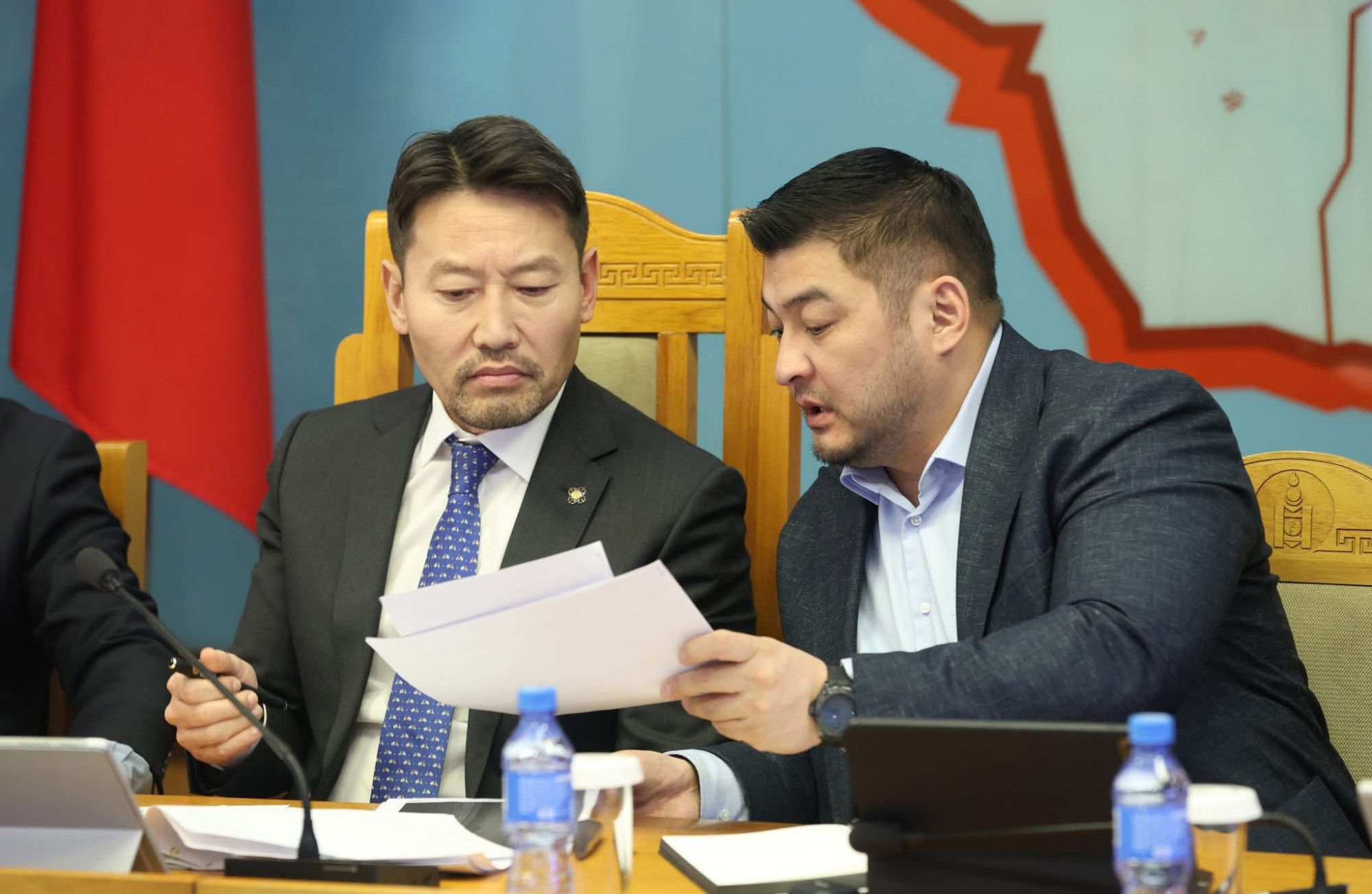 Өвөлжилт хүндэрсэн аймаг, сумдад туулах чадвар сайтай 20 автомашин, 50 тонн шатахуун өгчээ