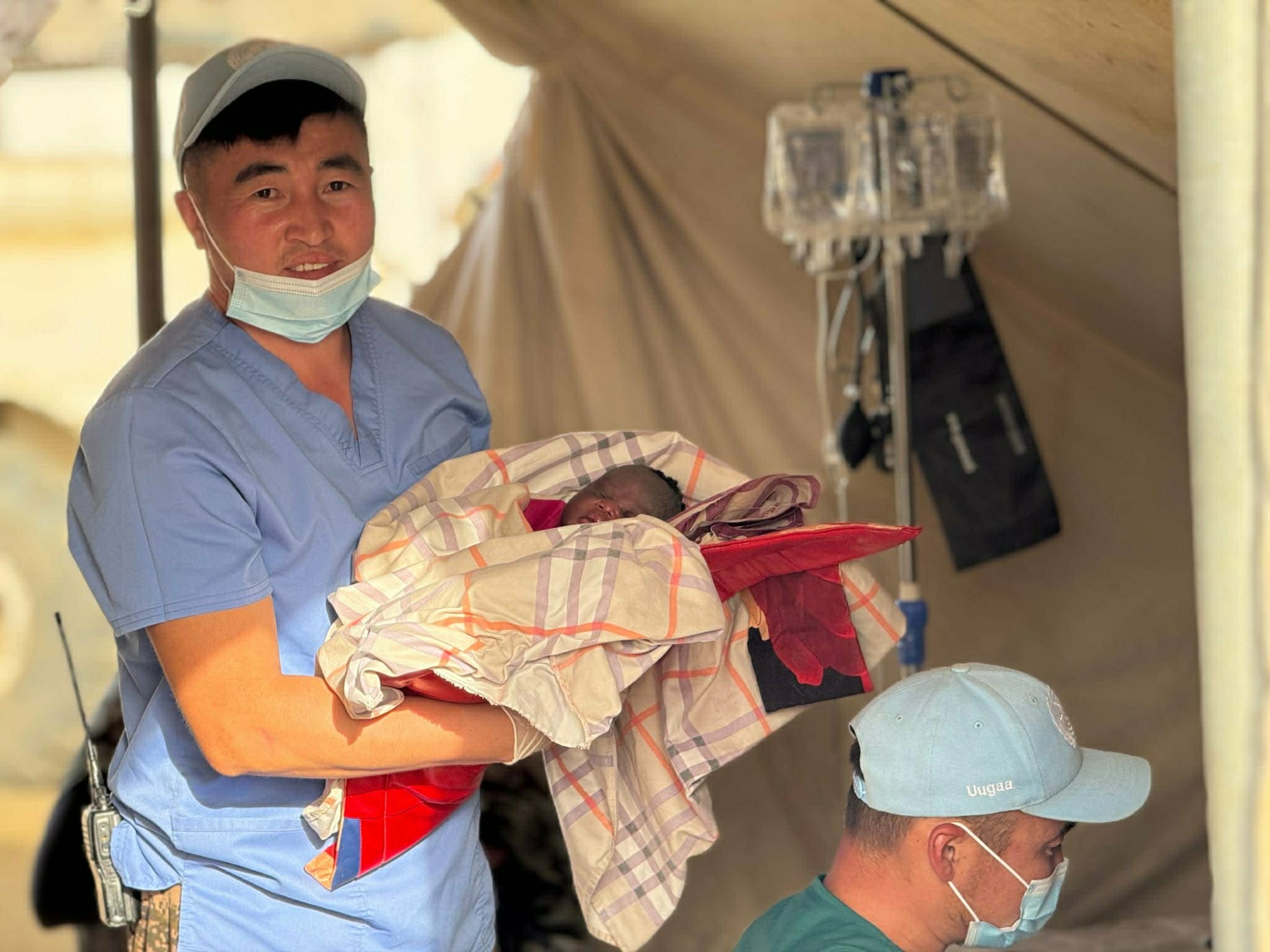 Монгол цэргүүд 1400 гаруй иргэнийг хамгаалж, эх нярайг эсэн мэнд амаржуулжээ