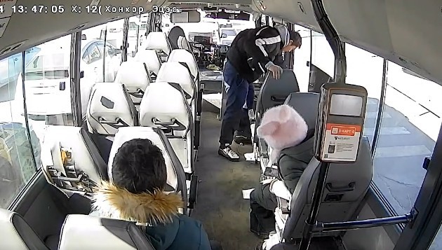 БИЧЛЭГ: Автобусны жолоочийг доромжлон цонхоор буужээ