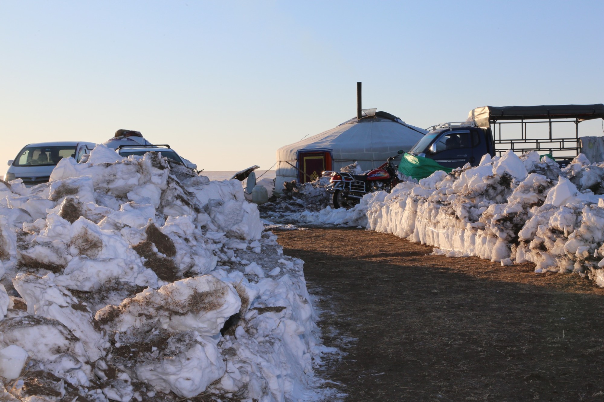 Цасан шуурганд амь эрсэдсэн иргэдийн гэрт очиж эмгэнэл илэрхийлжээ
