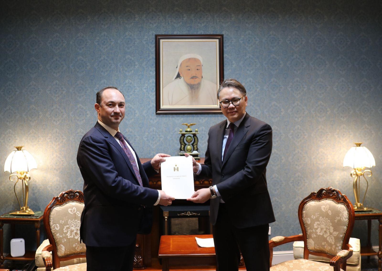 ОХУ-аас Дархан хотод суух ерөнхий консул Артём Валерьевич Огановыг хүлээн авч уулзжээ