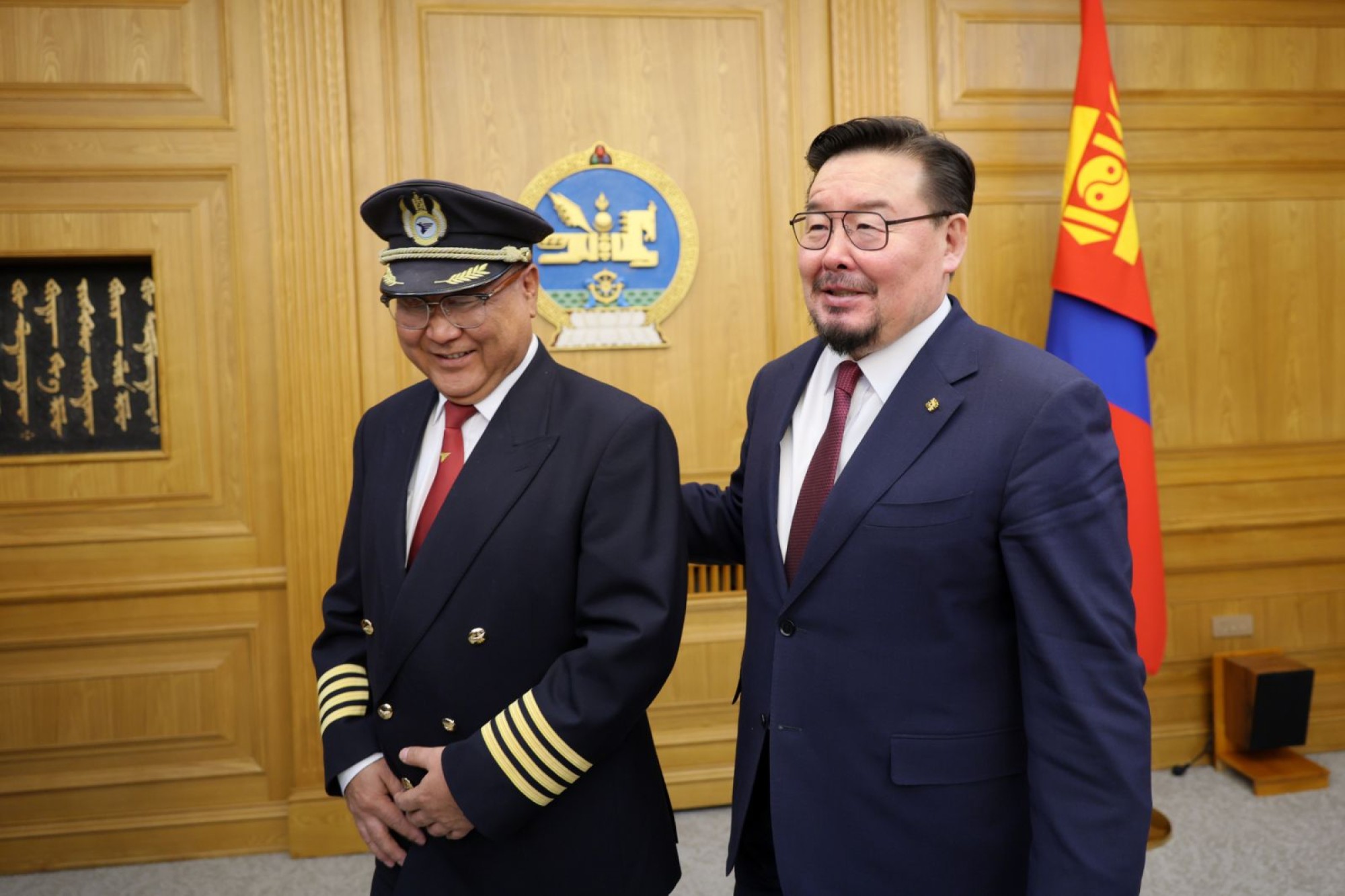 Ойрх Дорнодын бүс нутгаас иргэдээ авчирсан нисэх багийнхныг Ерөнхий сайд хүлээн авч уулзжээ