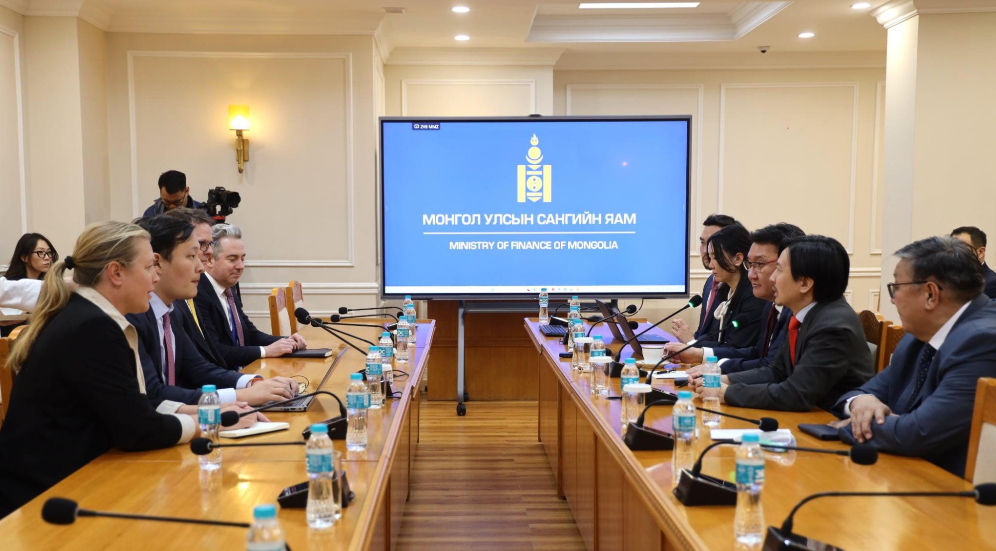 Оюу толгой төслийн хувь нийлүүлэгчдийн зээлийн хүүг бууруулах хэлэлцээг энэ сард үргэлжлүүлэхээр болов