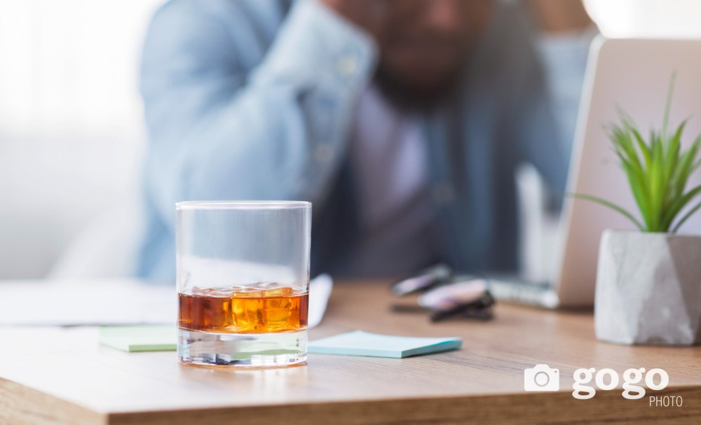 Ажлын байранд архидан согтуурсан албан хаагчдыг чөлөөлжээ