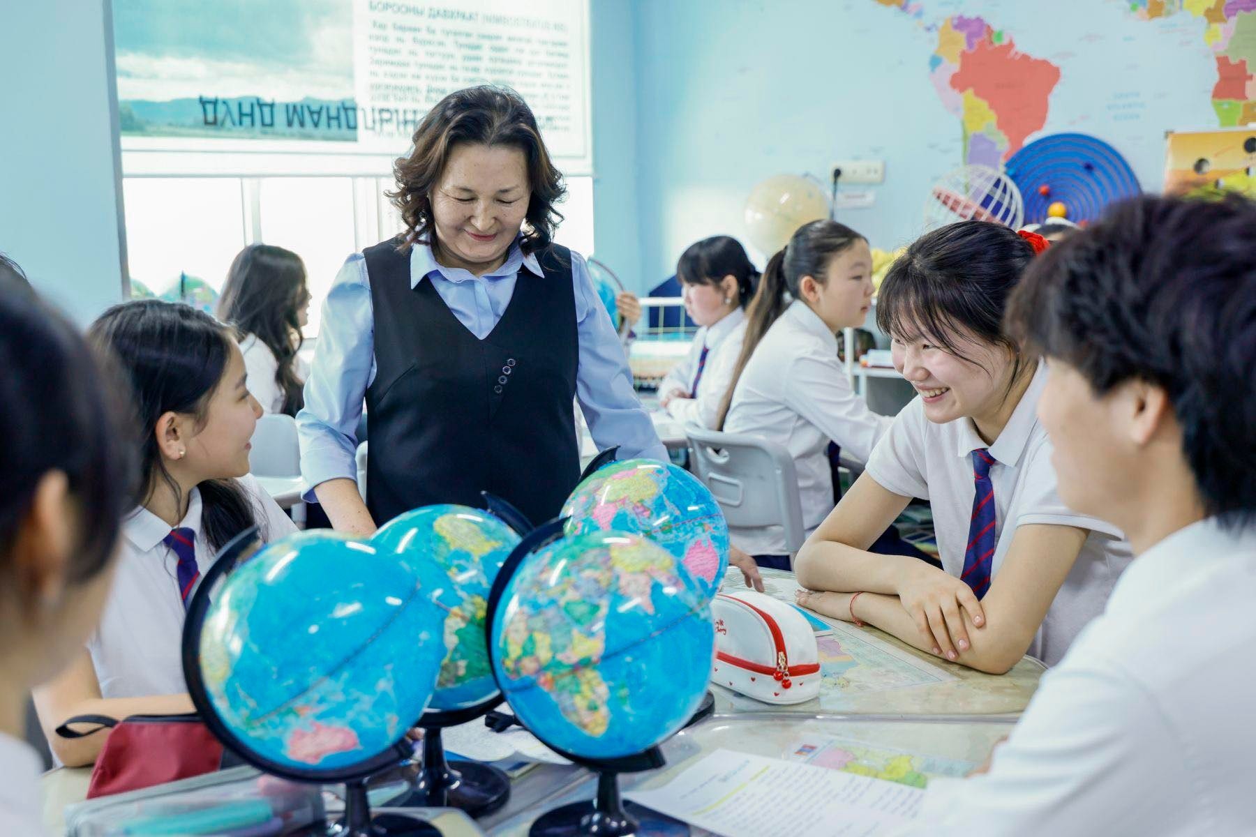 Д.Нэргүй: Хүүхдүүдийн маань нүд гялалзсаар орж ирээд 40 минутад үймүүлэх завгүй хичээлээ үздэг