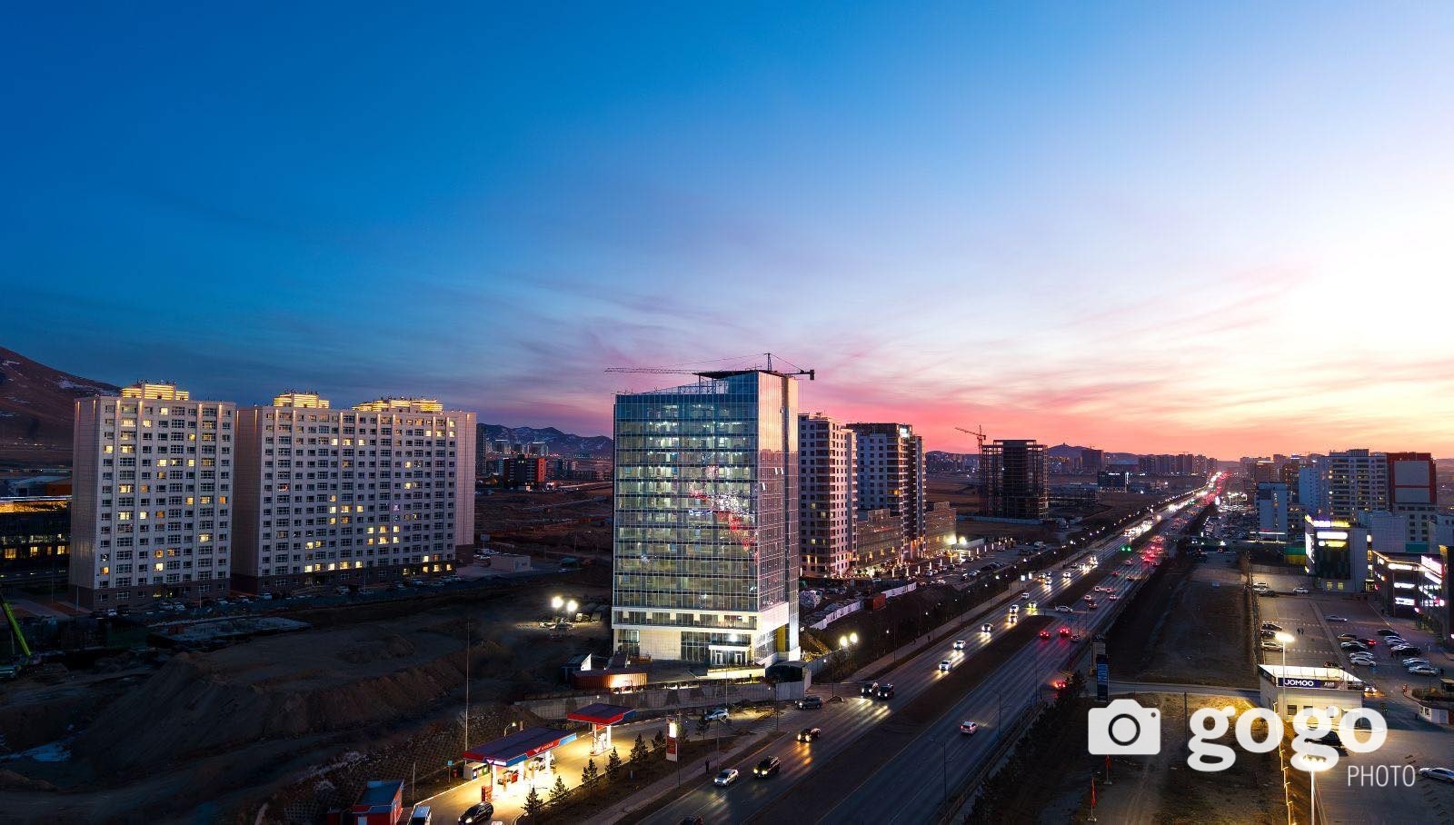 Хан-Уул дүүрэгт төв зам дагуу байршилтай, оффис, үйлчилгээний зориулалттай цогцолборыг улсын комисс хүлээн авахад бэлэн боллоо