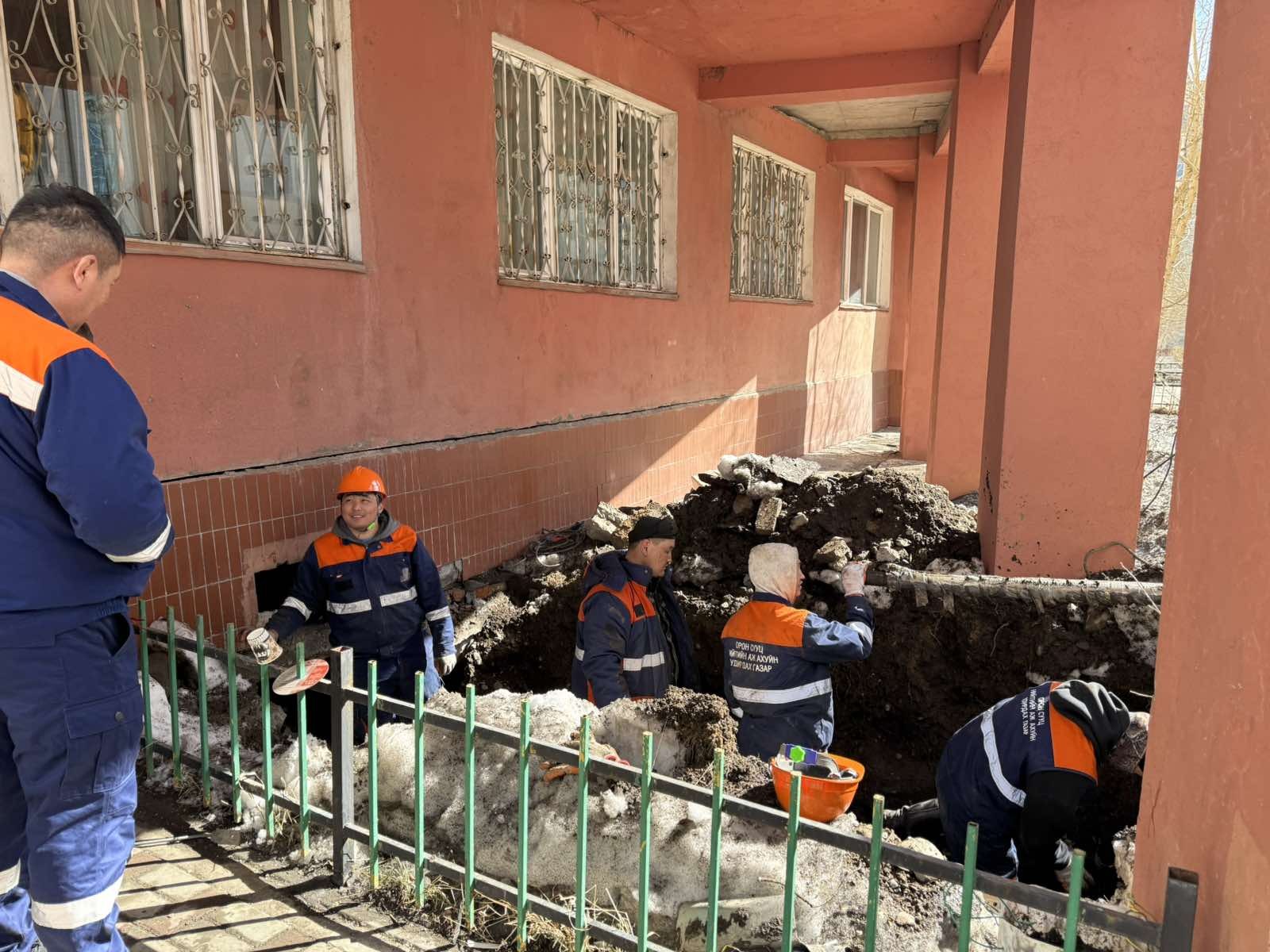 Халуун усаа хязгаарлуулсан орон сууцуудад шугамын засвар хийж байна