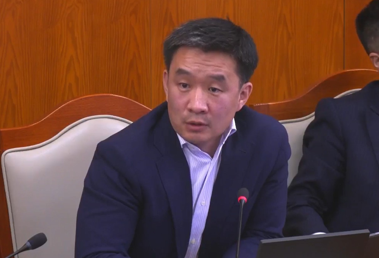 "Та хууль зүйн сайд байсан хүний хувьд айлын гадаа очиж жагсах нь хувь хүний нууцад халдахгүй юу?"