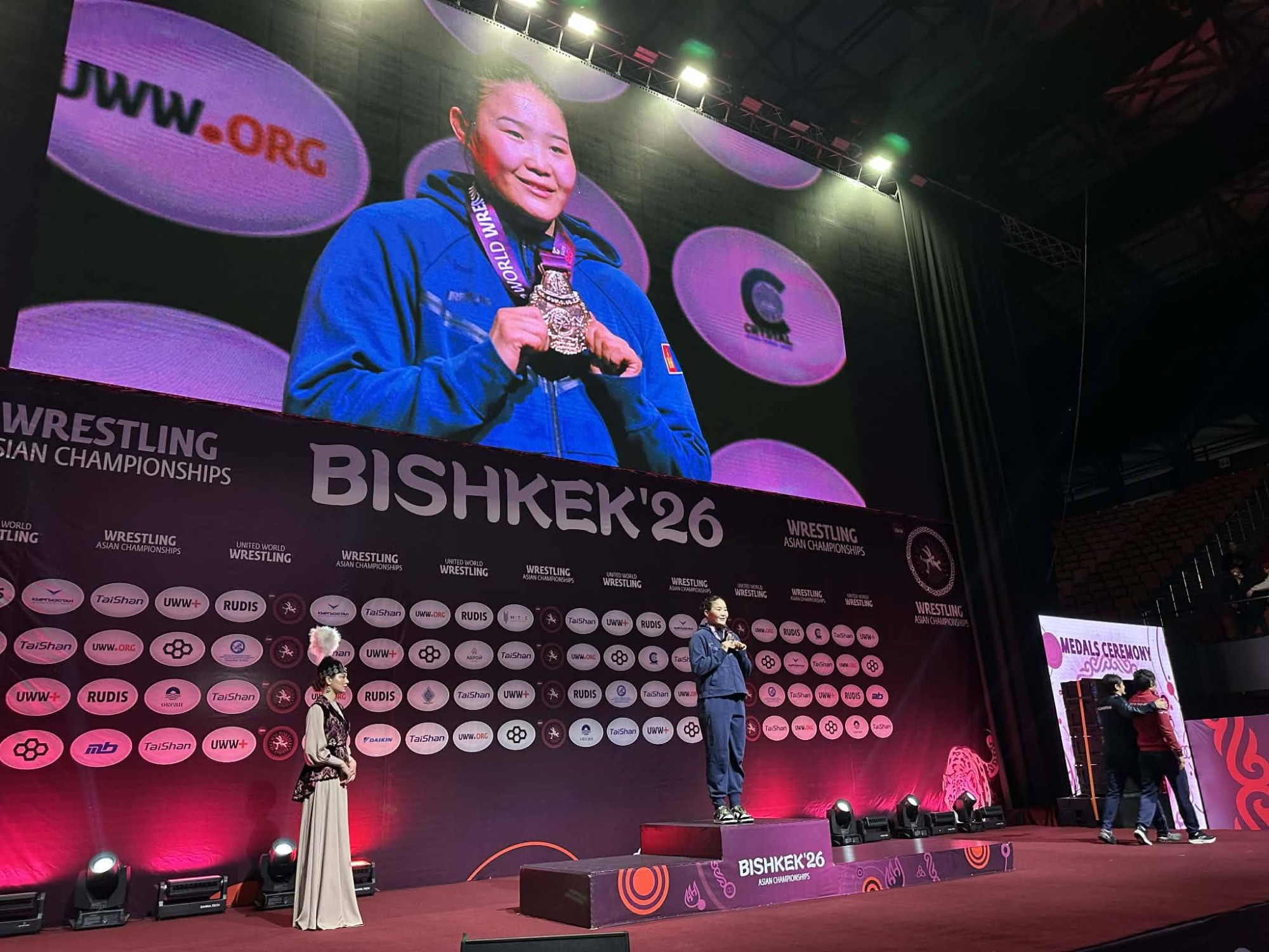 Чөлөөт, сонгомол бөхийн ААШТ-д Э.Даваанасан түрүүллээ