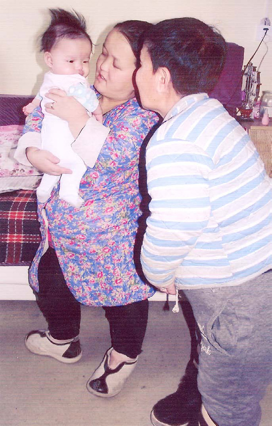 Т.Түвшинзаяа охин ээж Х.Ганцоож, эмээ Д.Баасанхүү нартайгаа