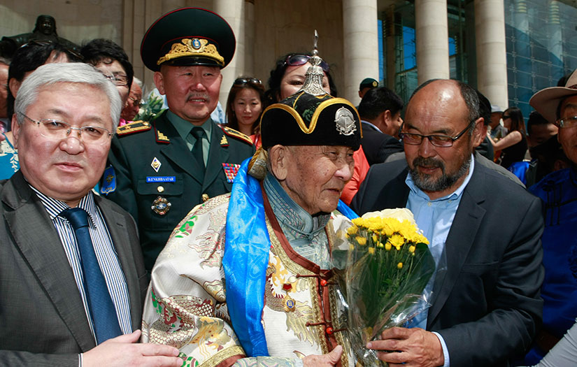 Хөдөлмөрийн баатар, гарамгай мэргэн, ахмад дайчин, 90 настай буурал, Дорнод аймгийн Баян-Уул сумын уугуул А.Цэвээнийг тус сумын харьяат Үйлчилгээний гавьяат ажилтан, Хурандаа С.Сайнцог, ҮАБЗ-ийн Ажлын албаны дарга О.Очиржав, Бригадын генерал Д.Энхбаатар тэргүүтэй нутгийнхан нь угтан авч баяр хүргэлээ. 