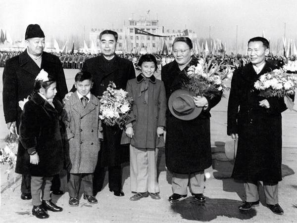 1956 он, Бээжин хот, ХКН-ын VIII их хурлын үеэр. Зурган дээр зүүн гар талаас хоёр дахь хүүхэд Си Зиньпин юм
