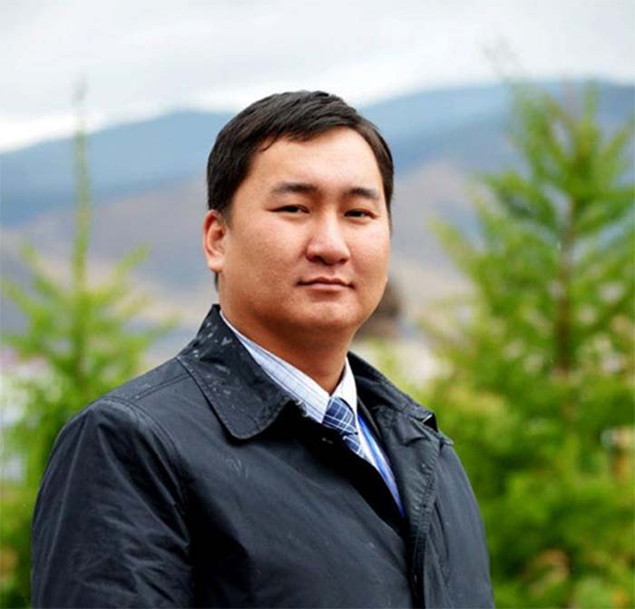 Хууль зүйн сургуулийн 2002 оны төгсөгч, Монголын Хуульчдын холбооны зөвлөлийн гишүүн, Монголын нотриатчдын танхимын удирдах зөвлөлийн гишүүн Төгсөгчдийн нэгдсэн холбооны тэргүүн дэд ерөнхийлөгч Г.Улаанбаатар