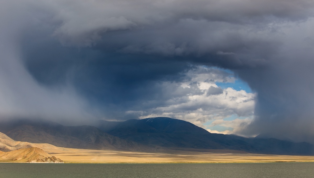 Thunderstorm above Lake Tolbo