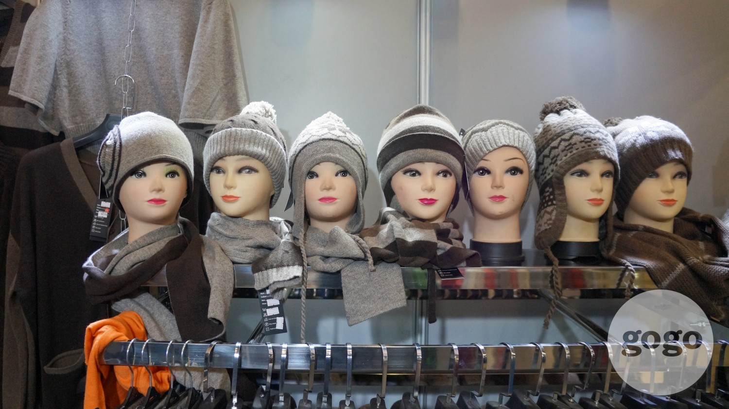 Yak wool, cattle and sheep wool hat and scarf (MNT 16.000-35.000)