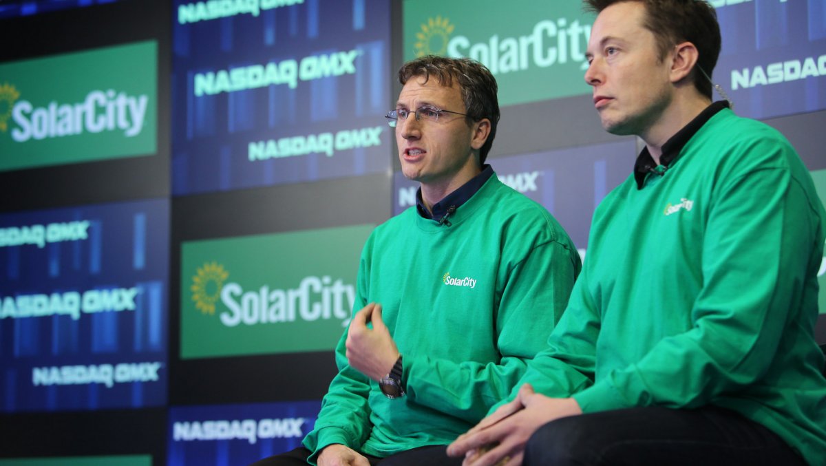 Элон Маск, SolarCity-гийн гүйцэтгэх захирал Линдон Райвын хамт