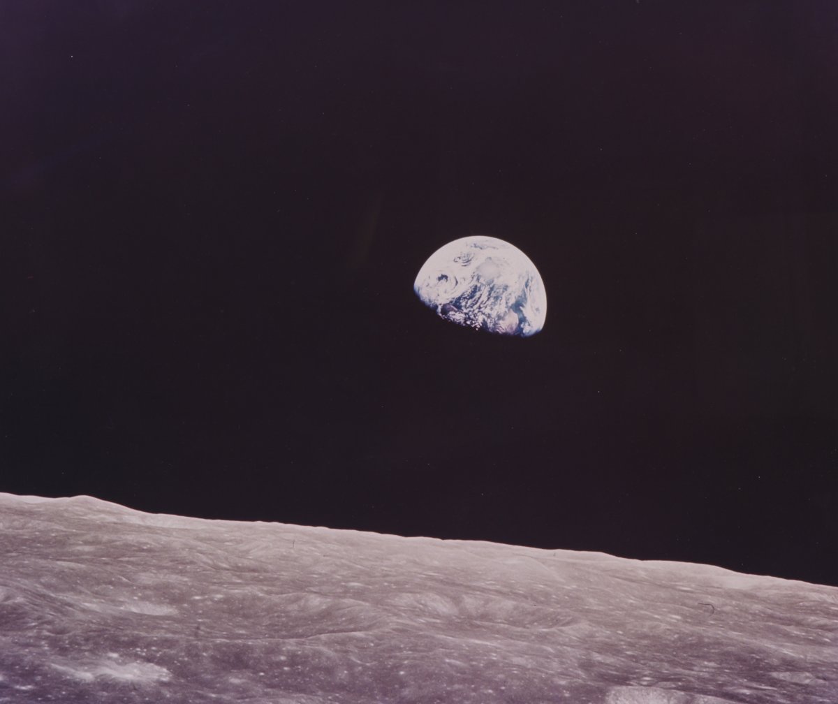 1968 оны арван хоёрдугаар сарын 24. “Дэлхий мандаж байна” гэх энэ алдарт зургийг Аполло 8 хөлгийн багийнхан авсан бөгөөд тэд дэлхийгээс хөөрч сарыг тойрчихоод хүрч ирсэн анхны хүмүүс байсан юм. 