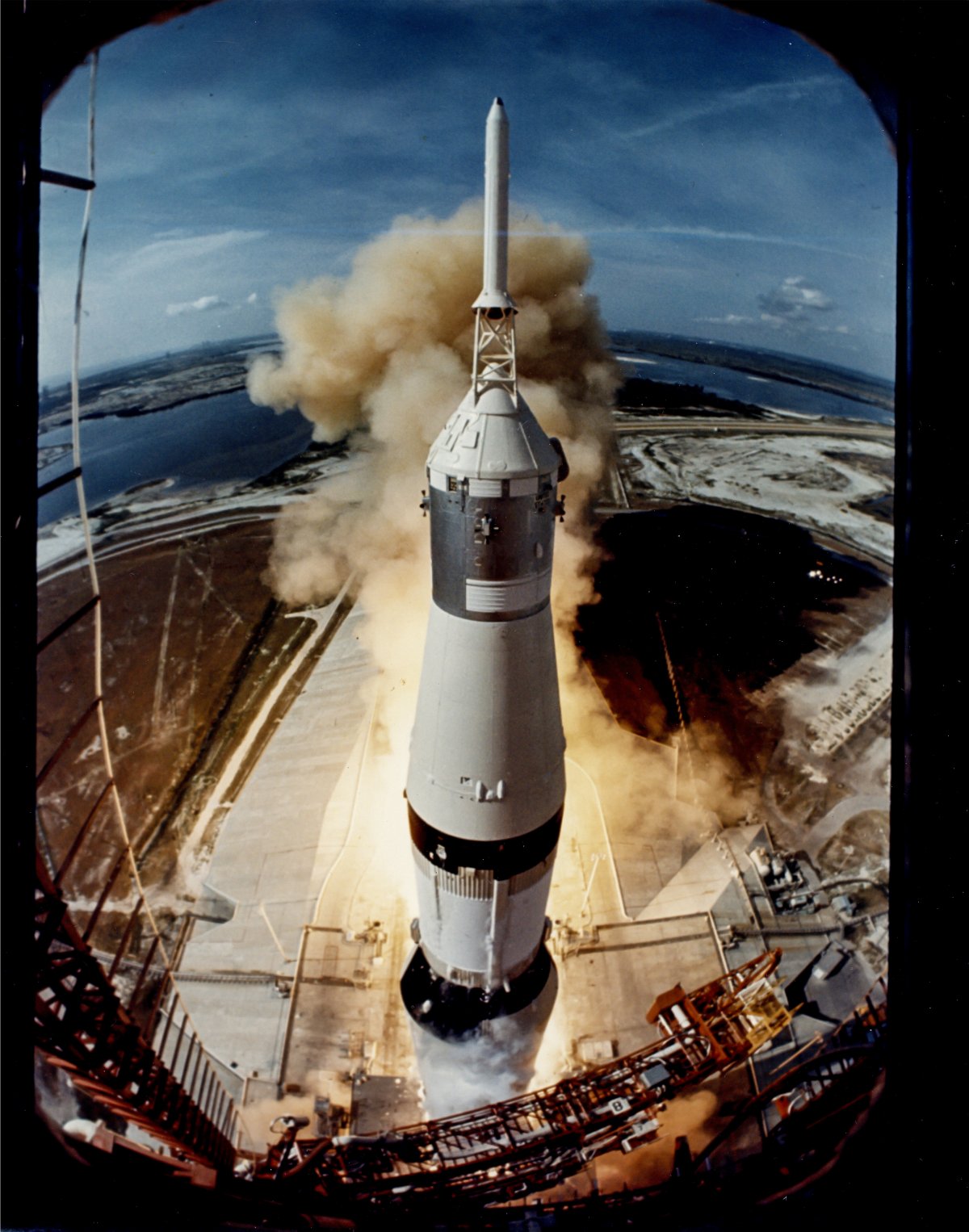 1969 оны долдугаар сарын 16. Нил Армстронгийг “саран дээр алхуулахаар” хөөрч буй Аполло 11 хөлөг.