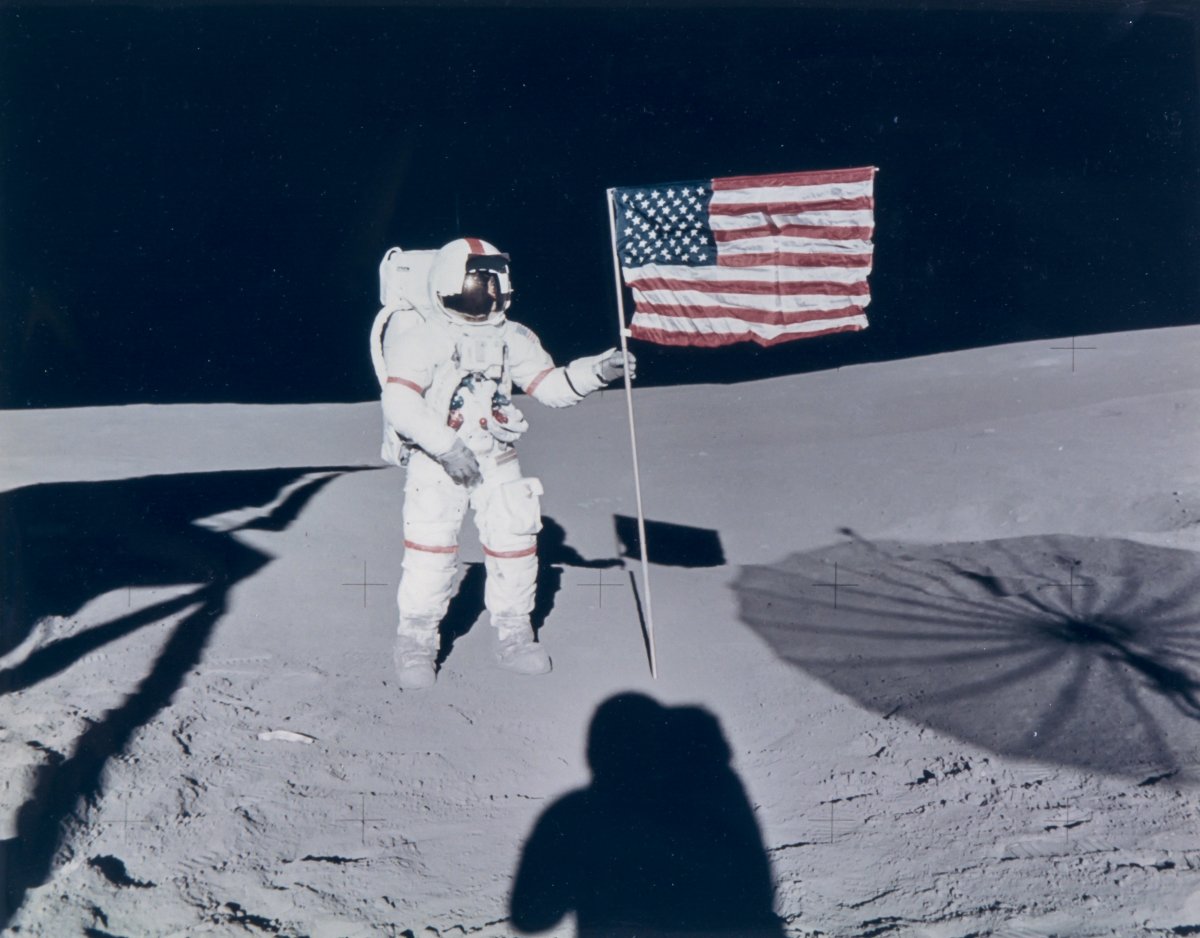 1971 оны хоёрдугаар сар. Алан Шепард “Аполло 12 болон 14 нислэгүүд эрдэмтэд зорьсондоо хүрч чаддаг гэдгийг харууллаа”