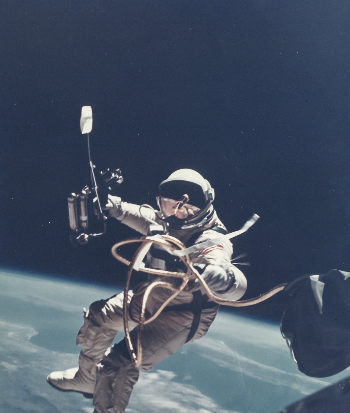 1965 оны зургадугаар сарын 3. Эд Уайт анх задгай сансарт ажилласан Америкийн нисгэгч. Харин үүнээс гурван сарын өмнө ЗХУ-ын сансрын нисгэгч Алексей Леонов хөлгөөсөө гарч, задгай сансарт ажилласан анхны хүн болж байжээ.