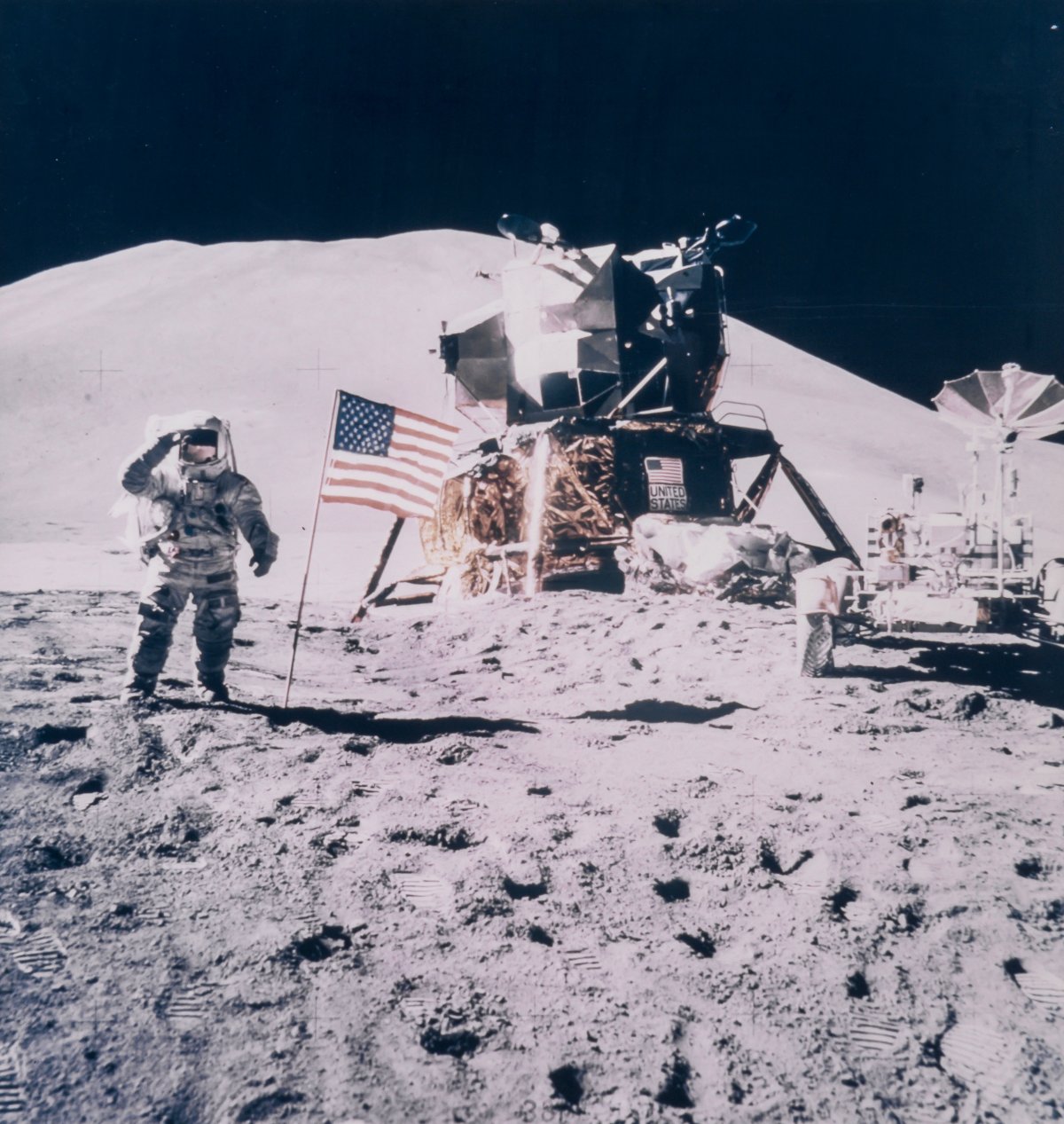 1971 оны наймдугаар сар. Аполло 15 хөлгийн нисгэгч Жеймс Ирвин. Тэрээр 1991 онд 61 насандаа саран дээр алхсан 12 хүнээс хамгийн түрүүнд хорвоог орхижээ. 