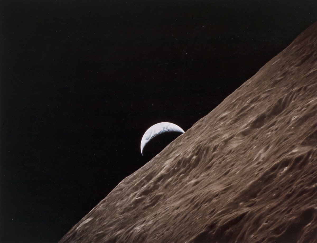 1972 оны арван хоёрдугаар сар. Аполло 17 багийнхан “Хавирган дэлхий” зургийг авчээ. Энэ багийнхан хамгийн сүүлд саран дээр буусан хүмүүс юм.
